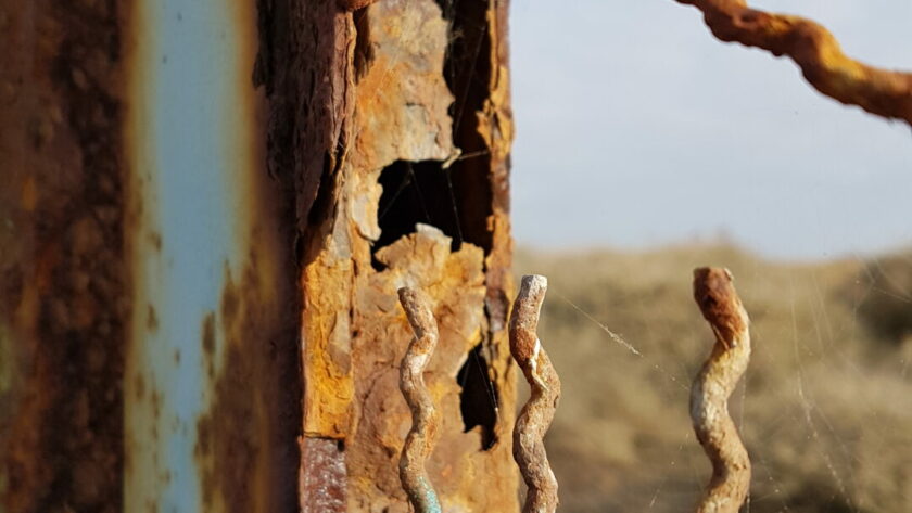 Contemporary Art Gallerie France and Berlin. Stahltor, blau mit großen Rostmarken, Gitterstruktur, Spinnenweben, Seil und Bilck in den Himmel. Fotodruck Saintes-Maries-de-la-Mer auf Dibond oder Forex in verschiedenen Formaten.