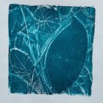 Monotype, impression gélatine bleu avec feuilles, pochoir oval et fils.