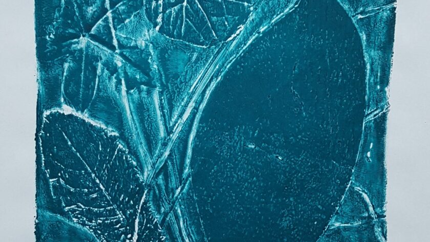 Monotype, impression gélatine bleu avec feuilles, pochoir oval et fils.