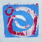 Monotype, impression gélatine rouge, bleu clair avec herbe, pochoir oval et fils.