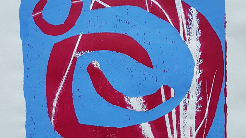 Monotype, impression gélatine rouge, bleu clair et blanc avec plant, pochoir oval et fils.