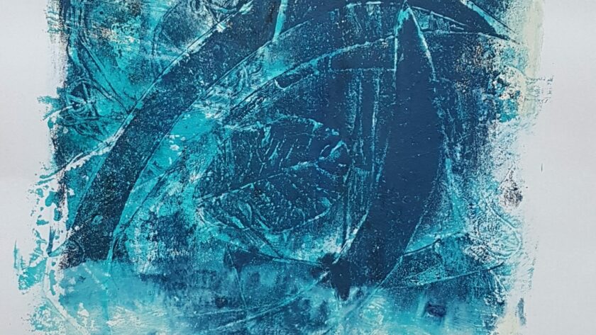 Monotype, impression gélatine bleu et bleu clair avec plant, pochoir oval et fils.