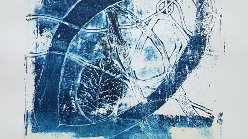 Monotype, impression gélatine bleu avec plant, pochoir oval et fils.