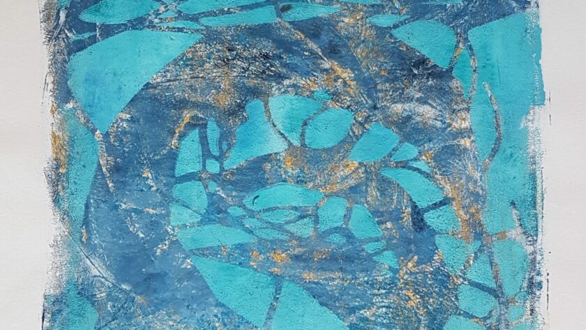 Monotypie, blau, hellblau - gold mit Schablonen und Fäden. Gelatineprint.
