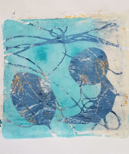Monotypie, blau - gold mit Schablonen, Pflanzen und Fäden. Gelatineprint.