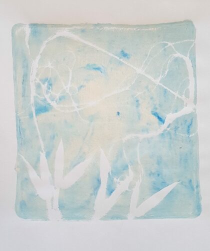 Monotype, impression gélatine bleu clair avec plant, pochoir et fils.