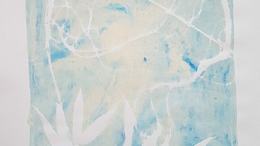 Monotype, impression gélatine bleu clair avec plant, pochoir et fils.