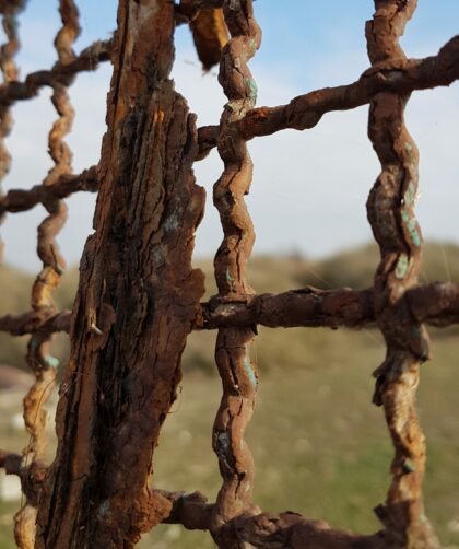 Contemporary Art Gallerie France and Berlin. Stahltor, verrostet mit Gitterstruktur, Rostbalken und Blick in den Himmel. Fotodruck Saintes-Maries-de-la-Mer auf Dibond oder Forex in verschiedenen Formaten.