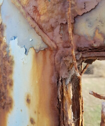 Contemporary Art Gallerie France and Berlin. Stahltor, blau mit großen Rostmarken, Löchern, Spinnenweben, Draht und Blick in den Himmel. Fotodruck Saintes-Maries-de-la-Mer auf Dibond oder Forex in verschiedenen Formaten.