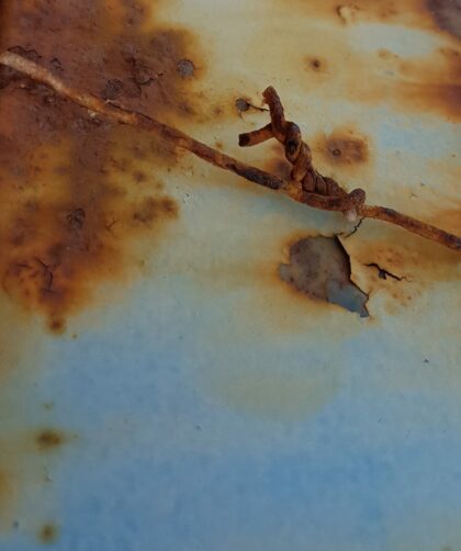 Contemporary Art Gallerie France and Berlin. Stahltor, blau mit Rostmarken und Draht. Fotodruck Saintes-Maries-de-la-Mer auf Dibond oder Forex in verschiedenen Formaten.