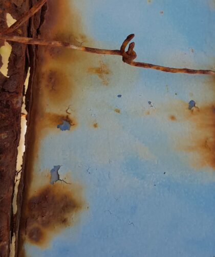 Contemporary Art Gallerie France and Berlin. Stahltor, blau mit Rostmarken, Loch und Draht. Fotodruck Saintes-Maries-de-la-Mer auf Dibond oder Forex in verschiedenen Formaten.