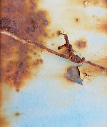 Contemporarry Art Galleries France and Berlin. Stahltor Saintes-Maries-de-la-Mer, blau mit Rostmarken und Draht. Fotodruck auf Dibond oder Forex in verschiedenen Formaten.