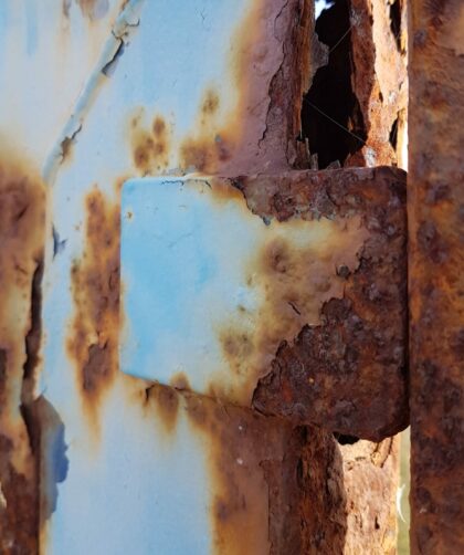 Contemporarry Art Galleries France and Berlin. Stahltor Saintes-Maries-de-la-Mer, blau mit Rostmarken und Löchern. Fotodruck auf Dibond oder Forex in verschiedenen Formaten.