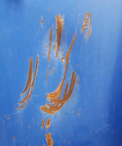 Collection dárt Plaque en ancier bleu avec des lignes de rouille ondulantes. Impression photo La Rochelle sur Dibond en different formats.