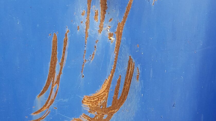 Collection dárt Plaque en ancier bleu avec des lignes de rouille ondulantes. Impression photo La Rochelle sur Dibond en different formats.