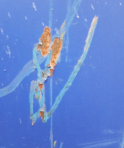 Collection dárt Plaque en ancier bleu avec de discrétes marques de rouille et des lignes de couleur bleu clair. Impression photo La Rochelle sur Dibond en different formats.