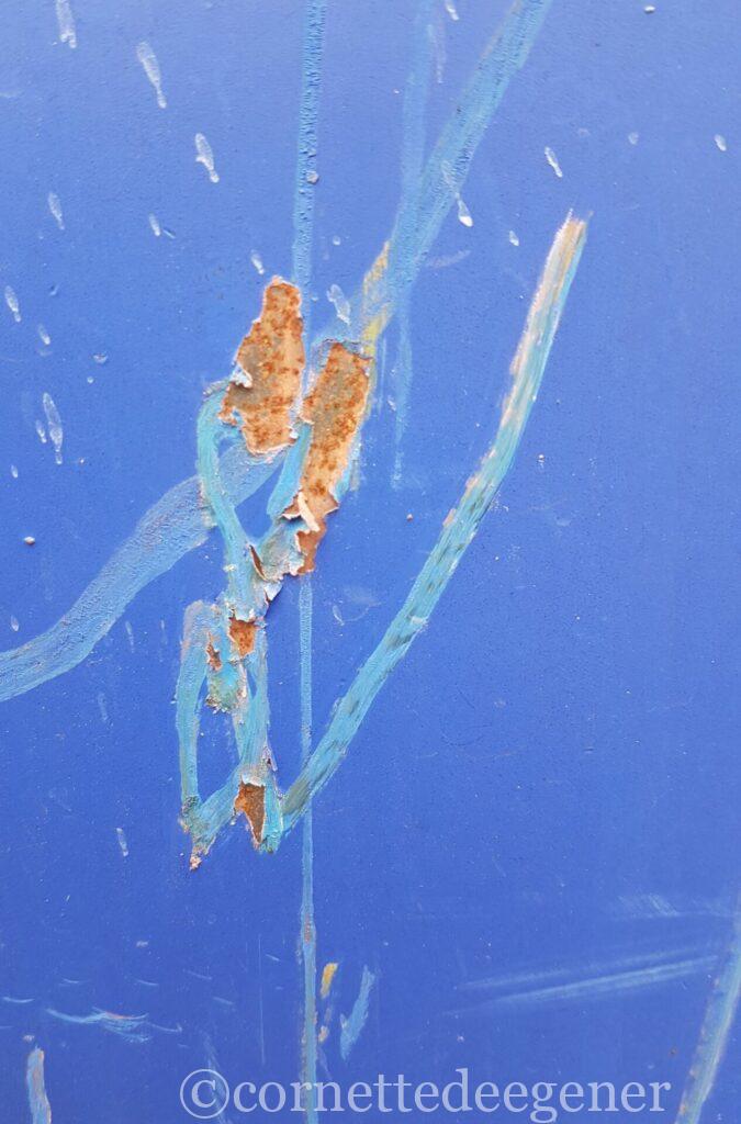 Collection dárt Plaque en ancier bleu avec de discrétes marques de rouille et des lignes de couleur bleu clair. Impression photo La Rochelle sur Dibond en different formats.