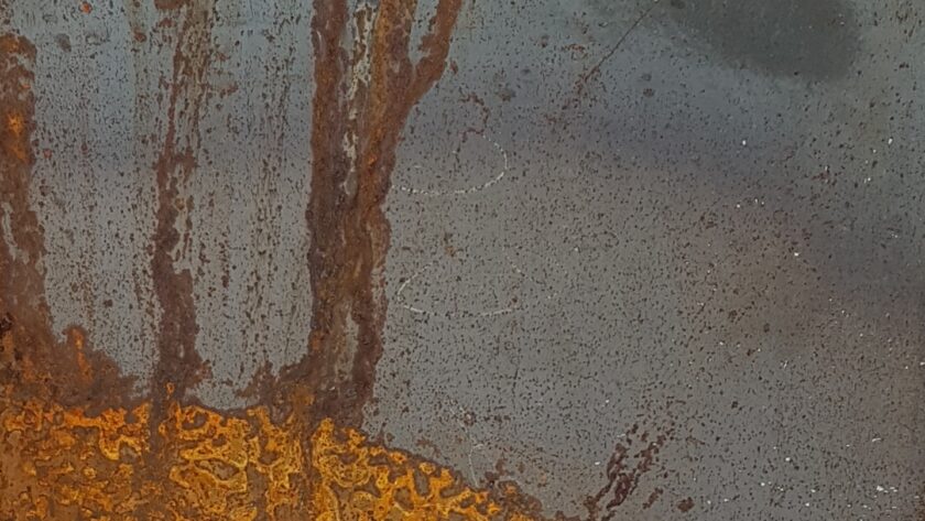 Stahltür mit prägnanten Rostmarken. Fotodruck auf Dibond in diversen Formaten