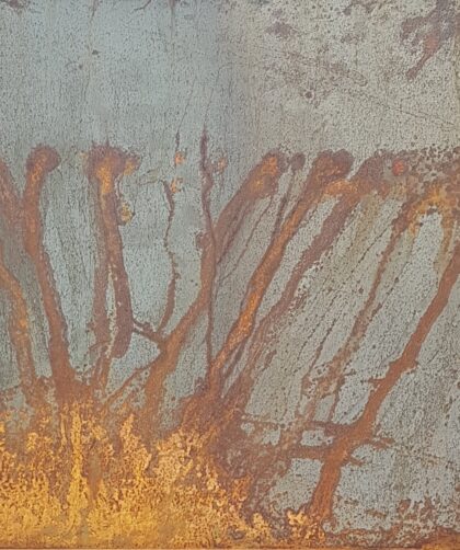 Stahltür mit prägnanten Rostmarken. Fotodruck auf Dibond in unterschiedlichen Formaten.