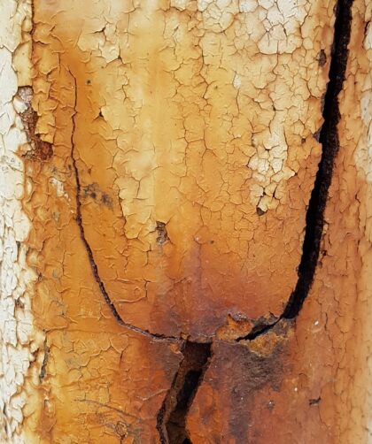 Weiße Regenrinne, verrostet und gesprungen. Farbe deutlich von Rost durchdrungen. Fotodruck auf Dibond in diversen Formaten