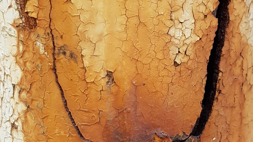 Weiße Regenrinne, verrostet und gesprungen. Farbe deutlich von Rost durchdrungen. Fotodruck auf Dibond in diversen Formaten