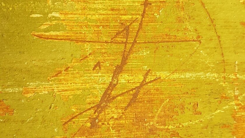 Stahltür, goldgelb mit feinen Rostzeichen und Farbablösungen. Fotodruck auf Dibond in diversen Formaten