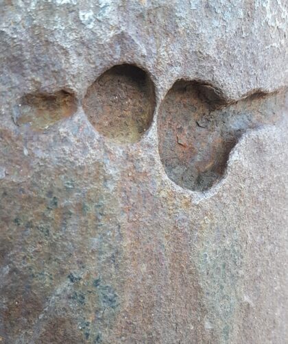 Stahlpfeiler, verrostet mit markanten Einkerbungen. Fotodruck auf Dibond in diversen Formaten