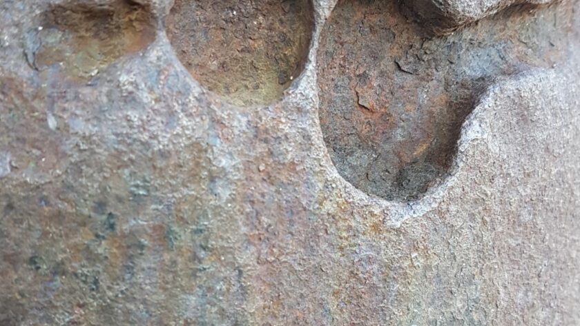 Stahlpfeiler, verrostet mit markanten Einkerbungen. Fotodruck auf Dibond in diversen Formaten