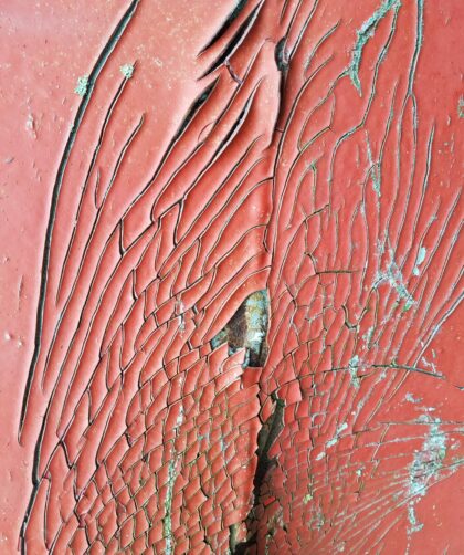 Art Galleries france Stahlplatte, rot mit Rostmarken und flächigen schuppigen Farbzeichnungen. Fotodruck Rennes auf Dibond oder Forex in verschiedenen Formaten.