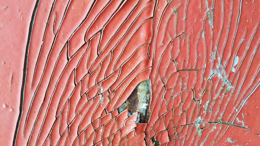 Art Galleries france Stahlplatte, rot mit Rostmarken und flächigen schuppigen Farbzeichnungen. Fotodruck Rennes auf Dibond oder Forex in verschiedenen Formaten.