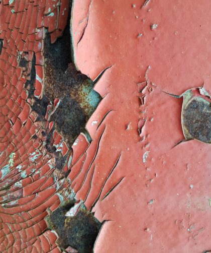 Art Galleries France Stahlplatte, rot mit flächigen markanten Rostmarken und deutlichen Farbzeichnungen. Fotodruck auf Dibond oder Forex in verschiedenen Formaten.