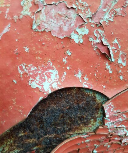 Art Galleries France Stahlplatte, rot mit flächiger markanter Rostmarke, Schuppige Farbablöungen. Fotodruck Rennes auf Dibond oder Forex in verschiedenen Formaten.