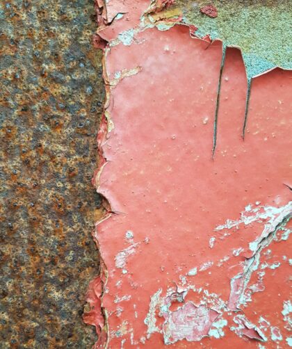 Art Galleries France in rouge. Fotoprint Rennes auf Dibond in verschiedenen Formaten. Stahlplatte, rot mit großer freier Stahlfläche und Art Galleries France in rouge. Fotoprint Rennes auf Dibond in verschiedenen Formaten. Stahlplatte, rot mit großer freier Stahlfläche und Farbablösungen.