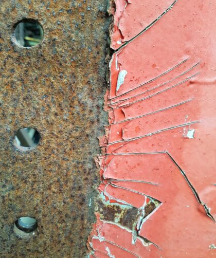 Art Galleries France in rouge. Fotoprint Rennes auf Dibond in verschiedenen Formaten. Stahlplatte, rot mit großer freier Stahlfläche, Löchern und Linien. Fotodruck auf Dibond oder Forex in verschiedenen Formaten.