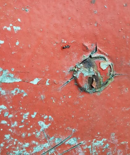 Art Galleries France in rouge. Fotoprint Rennes auf Dibond in verschiedenen Formaten. Stahlplatte, rot mit großer freier Stahlfläche und Art Galleries France in rouge. Fotoprint Rennes auf Dibond in verschiedenen Formaten. Stahlplatte, rot mit markanter runder Rostmarke.