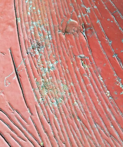 Art Galleries France in rouge. Fotoprint Rennes auf Dibond in verschiedenen Formaten. Stahlplatte, rot mit diagonal verlaufenden Linien.