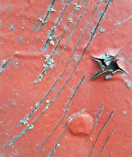 Art Galleries France in rouge. Fotoprint Rennes auf Dibond in verschiedenen Formaten. Stahlplatte, rot mit Rostmarken und diagonalen Linien.