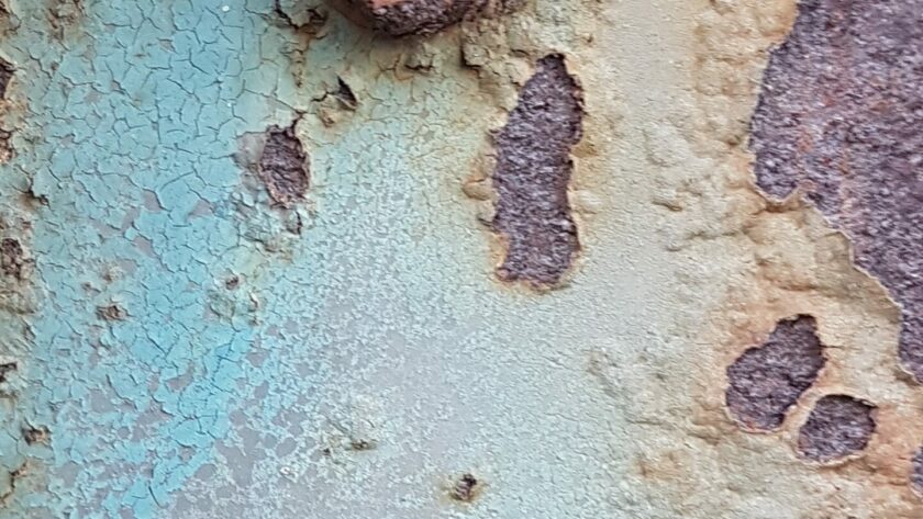 Rostige Stahltür, blau mit Schraube. Fotodruck auf Dibond oder Forex in verschiedenen Formaten.