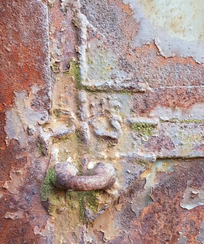 Stahltür mit Teilresten Farbe, Schweißnähten und flächigen Rostmarken. Fotodruck auf Dibond oder Forex in verschiedenen Formaten.