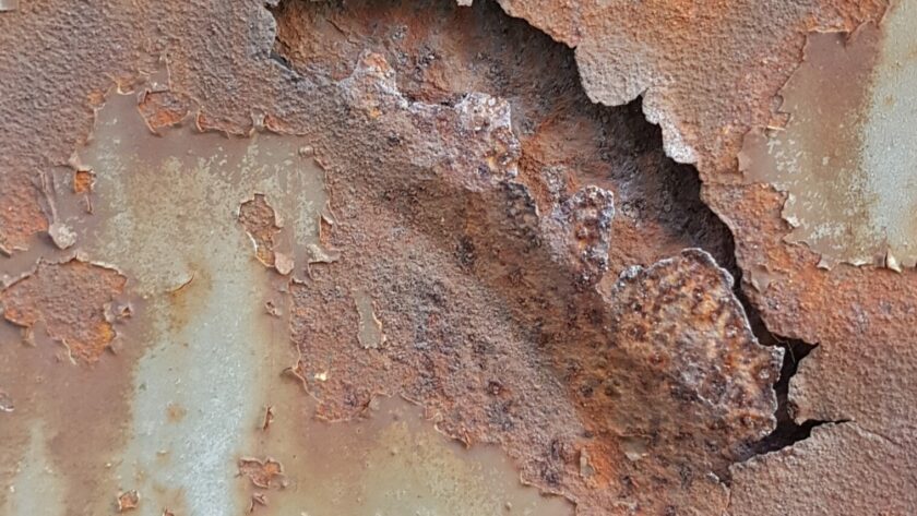 Stahltür mit Teilresten Farbe, Löchern und flächigen Rostmarken. Fotodruck auf Dibond oder Forex in verschiedenen Formaten.