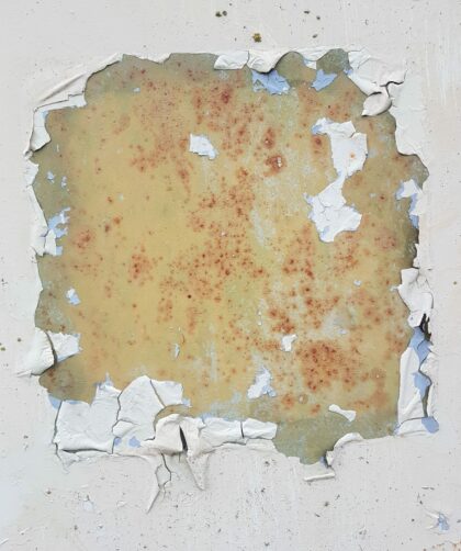 Fotodruck Frejus 5 auf Dibond oder Forex in verschiedenen Formaten. Stahlplatte, blau - weiß mit flächiger Rostmarke mittig und abgelöster Farbe.