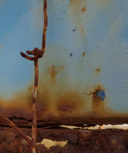 Contemporary Art Galleries France and Berlin. Stahltor Saintes-Marie-de-la-Mer, blau mit Rostmarken und Draht. Fotodruck auf Dibond oder Forex in verschiedenen Formaten.