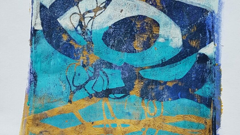 Monotype, impression gélatine or, bleu foncé, bleu clair et blanc avec pochoir oval et fils.