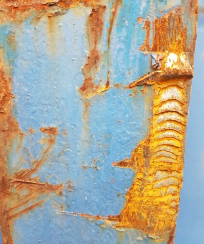 Fotodruck Marseille 11 auf Dibond. Stahlplatte blau mit markanten Rostmarken.