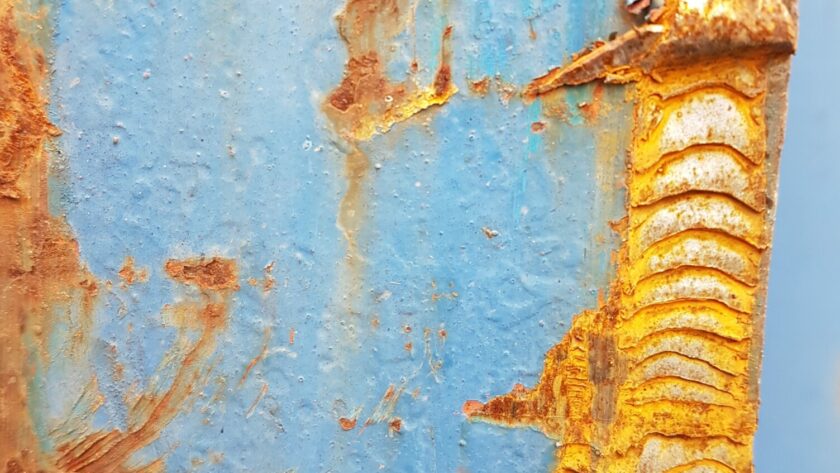 Fotodruck Marseille 11 auf Dibond. Stahlplatte blau mit markanten Rostmarken.
