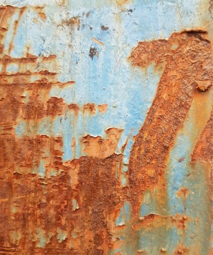 Fotodruck Marseille 10 auf Dibond. Stahlplatte blau mit markanten großflächigen Rostmarken.
