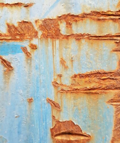 Fotodruck Marseille 2 auf Dibond oder Forex in verschiedenen Formaten. Stahlplatte, blau mit markanten Rostmarken und tiefen Stahlgravuren