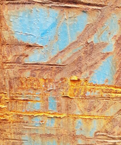 Fotodruck Marseille 3 auf Dibond oder Forex in verschiedenen Formaten. Stahlplatte, blau mit markanten Rostmarken und tiefen Stahlgravuren