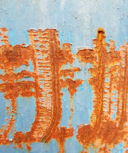 Fotodruck Marseille 6 auf Dibond oder Forex in verschiedenen Formaten. Stahlplatte, blau mit mit großflächigen markanten Rostmarken.