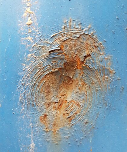 Fotodruck Marseille 7 auf Dibond oder Forex in verschiedenen Formaten. Stahlplatte Marseille 7, blau, mit kreisförmigen Farbablösungen und markanten Rostmarken.